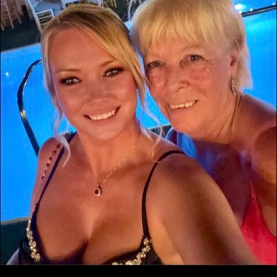 emmyweez22's profile picture. 
