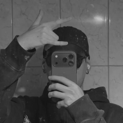 jverastick's profile picture. 70% de mis tweets están escritos en mayúsculas.