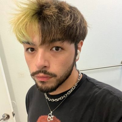 beetlewise's profile picture. sad boi with a green heart. 💚 🥀 NSFW. my lover @ericappleseed 🐸🦖🐛