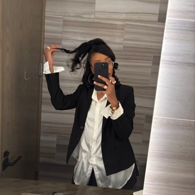 SamoneNadine's profile picture. I got bored. So I came back to twitter.