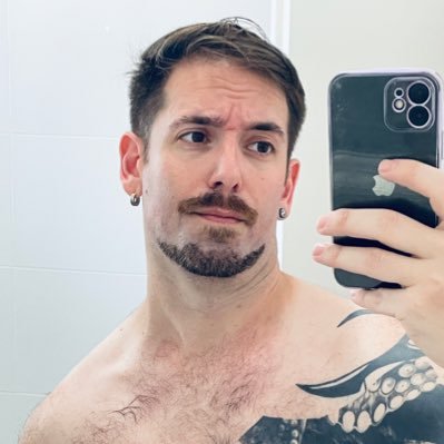 amitrafaels's profile picture. הייטקס, גייז, שמאלני. החברים שלי מעדיפים להעלות תמונות בלי חולצה באינסטה.