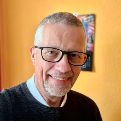 KRDigital's profile picture. Ich bin ein Ruhrpottkind am Niederrhein, nehme das Leben und Twitter nicht zu Ernst und wenn das Leben doch mal Quark ist, streue ich Schokostreusel drüber.