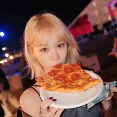 ev_ielyn's profile picture. i like chaewon and ningning