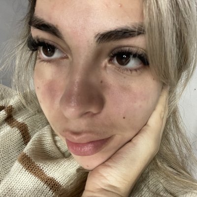 sofamln's profile picture. rose-tinted outlook, razor-sharp eyeliner