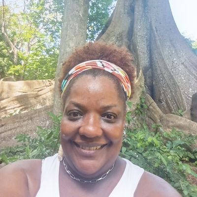 MarinaPugna's profile picture. uma mulher Imensa. Mulher negra que sente a vida com o corpo exposto. É afetada por ela, e tenta retribuir o afeto, assim caminha.