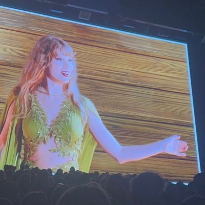 lila_gillis1989's profile picture. ~ 17 | eras tour philly n2 | mcu lover ~