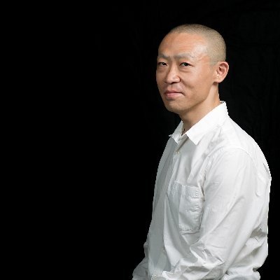 Yoshie_Akinori's profile picture. Yoshie Akinori is dancer, musician and visual artist.
呼吸から生まれる変性意識状態がもたらすインスピレーションを使ったダンス、音楽、ビジュアルアーツを生み出し、国内外でフィールドレコーディング、映像作品を制作。Kenjiでは呼吸のヨガを伝える。