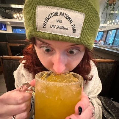hhollsee's profile picture. lvl 28. she/they. ♊︎ ♒︎ ♌︎.