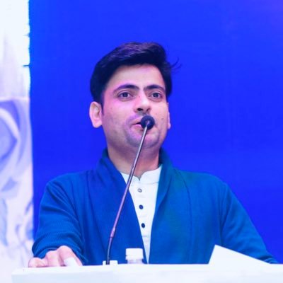 Chandan_Poet's profile picture. रात भर तारीफ़ मैंने की तुम्हारे रूप की
चाँद इतना जल गया सुनकर कि सूरज हो गया।
~ चन्दन राय
#NationalPoet