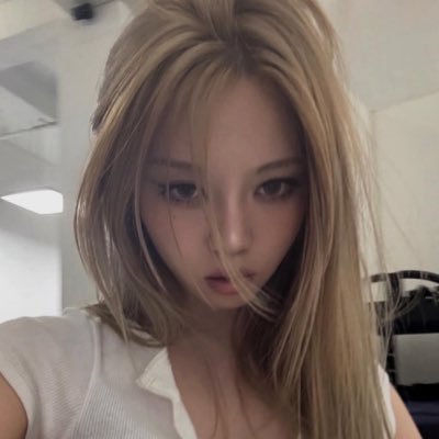 nwezzzii's profile picture. 그말내가아저씨돼도해줘야됨!