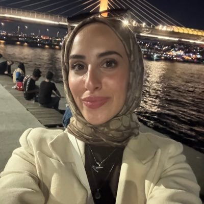 ZeyneB_v's profile picture. 