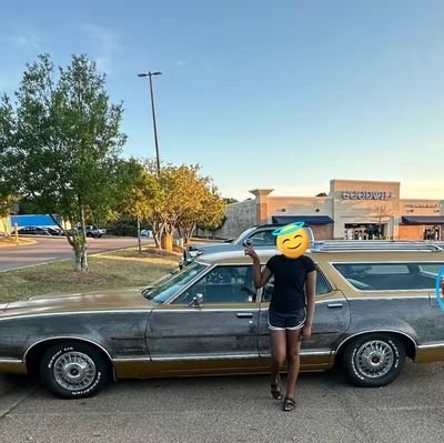 elmaz222's profile picture. 