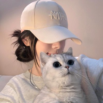 aunls24876173's profile picture. 芝の上ではレディに、プレイは情熱的に。 ゴルフウェアも真剣勝負のアイテム。練習場での努力は、夜のビールのために🍻