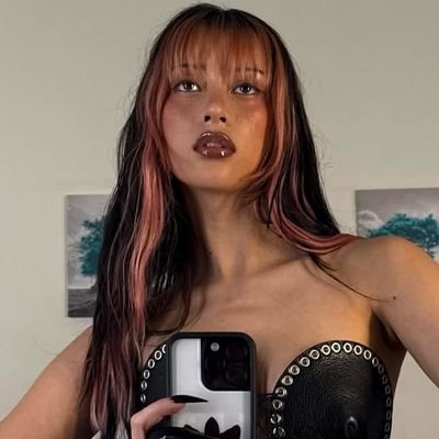 부딪힐 것 같으면 더 세게 밟아 임마 

she / her