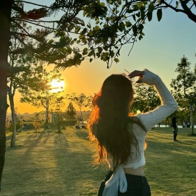 ungsoklim's profile picture. 花のように笑って、風のように生きたい。