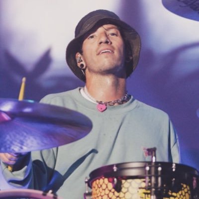 vericonya's profile picture. idk i love polarize & josh dun