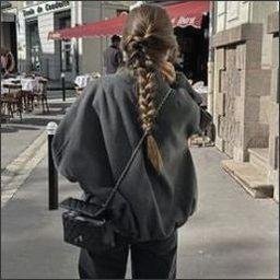 EllieA64087's profile picture. 