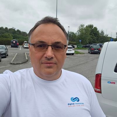 JanSedlek17's profile picture. Vidím to pozitivně! 
Shodou šťastných náhod narozen v rodině třídních nepřátel.