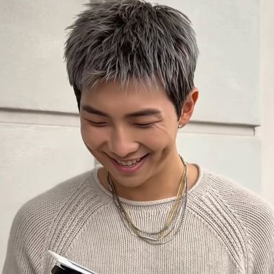 kimsarah1049914's profile picture. just me and my bangtan boys 💜✨