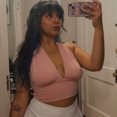 itzelsandovaal's profile picture. My name means moon goddess ✨ Spicy like a mf but i’m sweet sweet ¯\_(ツ)_/¯                    📍Chicago