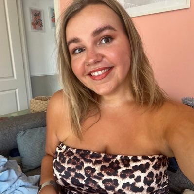 lausbooknook's profile picture. 29🌿• Book reviewer 📚• Reader 📖 • Animal lover 🐶🐱• One half of @blondesbooknook • #bookblogger •