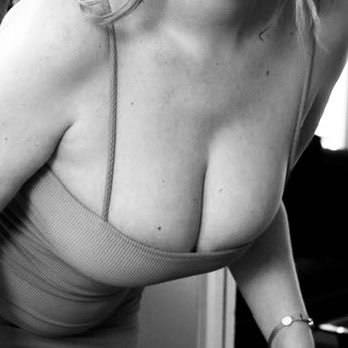A man very interested in porn actrs have big tits. I love sucking nipples 👌🏻