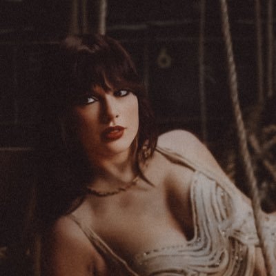 dearlulureader's profile picture. T.S e LDR • forever poet 🖋️