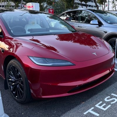 tesla_k3_ey_hy's profile picture. テスラ紹介コードみんな使ってね🚗✨ 5人家族でテスラにハマってます🚗 奥さんはモデルYクイックシルバーRWD、僕はモデル3ハイランドウルトラレッドRWD、実家の母はジュニパーグレイシャーブルーRWD🚗✨