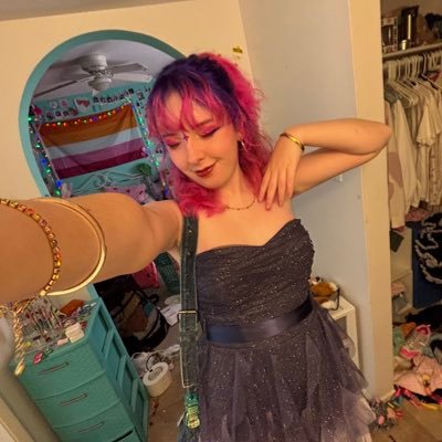 oneway_mirror's profile picture. #1 one way mirror fan ☆ mostly yapping but i edit and draw sometimes ☆ https://t.co/9oPAWnvXGF ☆ 17 !