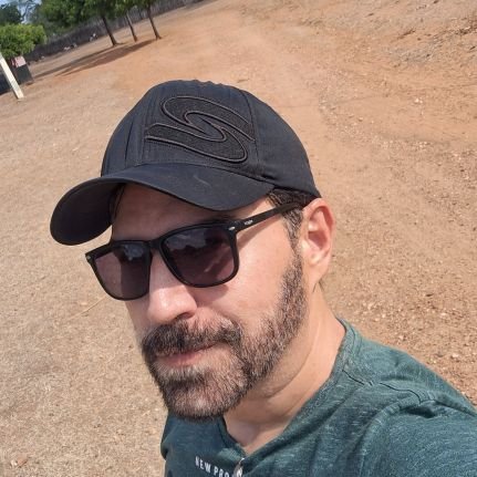 Dennismelo's profile picture. Está muito quente nos sertões cearenses