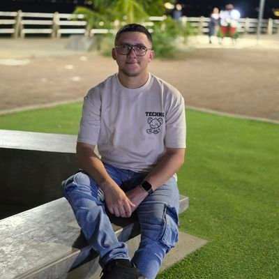 toto_jf's profile picture. Lcdo🧮
♂♚Géminis 
Sangre🩸, Sudor🧖🏻 y Fuego🔥
❤Maracucho.† 
Amante de la música♩♪. impulsivo. Cantar, Reír y hacer reír ツ