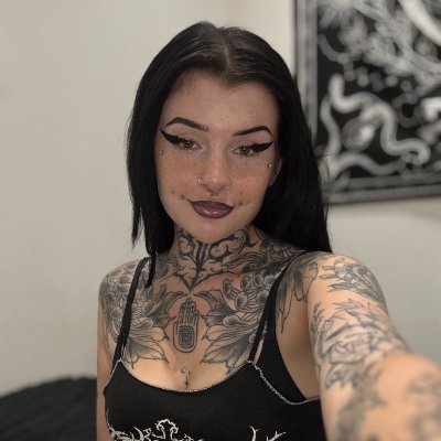 Lottieinchains's profile picture. 19 ✦ small town goth
posting outfits & random life bits 🌑