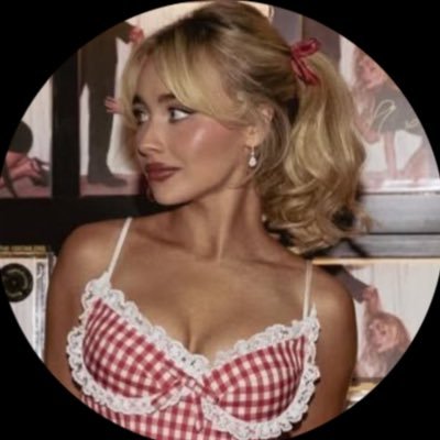 JadezView's profile picture. 26 🌺| bound to be some grammatical errors