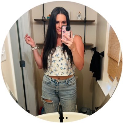 LindsayEGman's profile picture. South Jersey | Wife | Momma | Dog mom | Coffee addict | Fitness girlie | Book Worm | Taurus | Go Birds 🦅