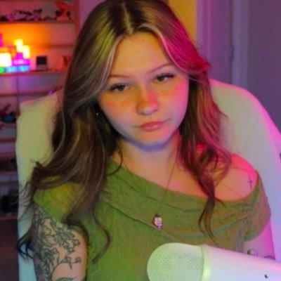 jenxsis's profile picture. No longer a newb — retired gamer.