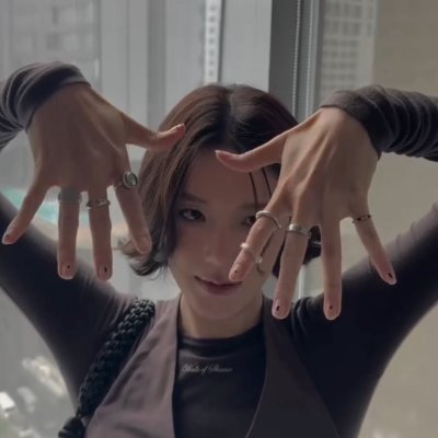 asthehourspass's profile picture. idk how to wish anymore