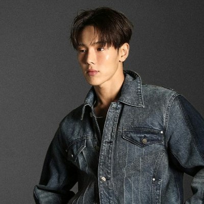 손현우 (1992) — 무대 위에서 누구도 부정할 수 없는 아우라로 관객을 압도하는 몬스타엑스의 리더.