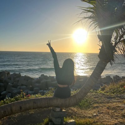 qelytjuyjy's profile picture. In every small moment, I feel the beauty of life 🌟. The paths I’ve walked make me stronger, every step filled with power 💪.