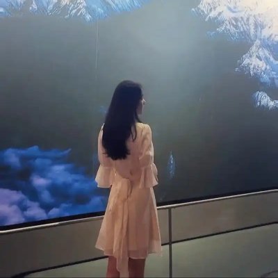 mablzsgg's profile picture. Traveling across Asian cities
I’ve learned to read rhythm from scenery
and trends from the movement of people
Markets move like journeys
both require sensing di