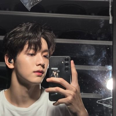 alverdhika's profile picture. (𝙛𝙞𝙘𝙩𝙞𝙤𝙣𝙖𝙡) — masih nyusun semangat.