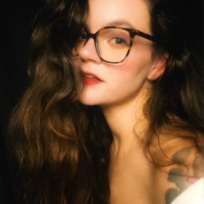 taylorkdarko's profile picture. nerdy wife & momma ✨ lover of things dark, spooky & horror  🧛🏻‍♀️🥀🍿📚🥾