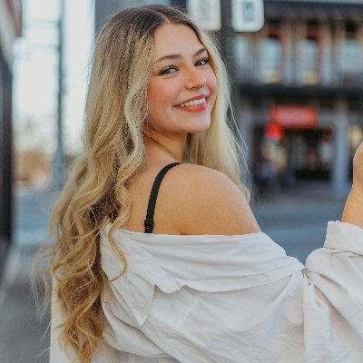 MineKoydeniz's profile picture. Bir yolcu...