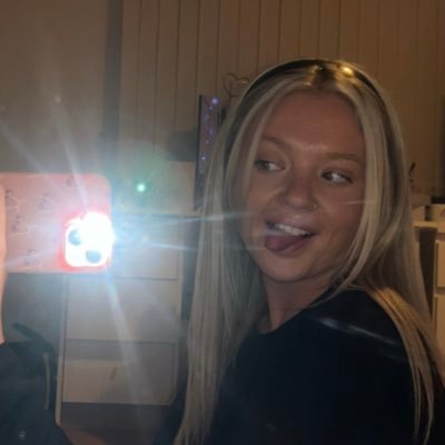 hollydaviies's profile picture. 