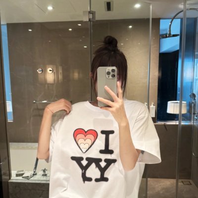 Elsie32156's profile picture. Exploring cities ✈️ | Tasting stories 🍰 | Winning sets 🏸 | Devouring books 📖