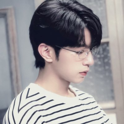pagekiwiwiwiwi's profile picture. lowkey fueled my pure jealousy and hatred..