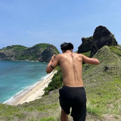 chlxwns's profile picture. 모든 것은 익숙해져야 한다