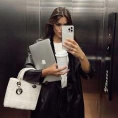 longliisting's profile picture. 