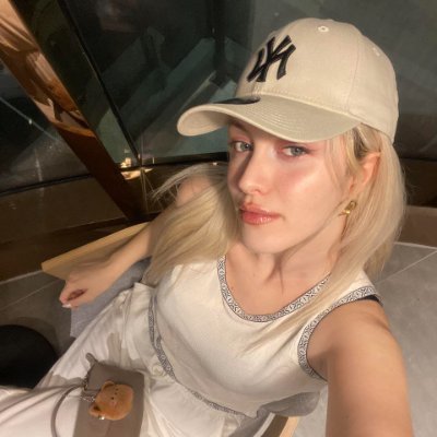 WindsorStirling's profile picture. Nothing nourishes the soul more than reading, and nothing empowers women more than independent thinking.