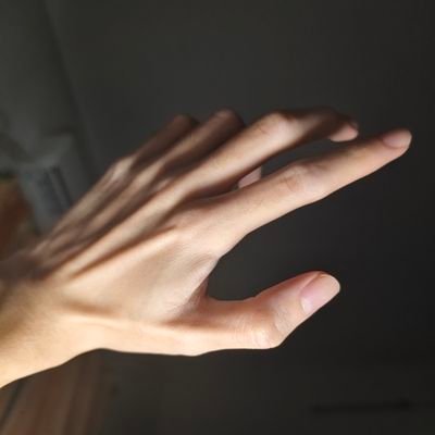 很好说话的色狗一只//🈶主 🈶狗 🈶我爱的人 🈶爱我的人//会转一些个人很喜欢的瑟图//年纪大了所以不会用绿泡泡和🐧//谢谢你的喜欢❤️