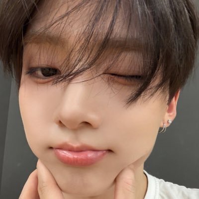 lovelyirio2's profile picture. @leelovelyleo secret hideout 🚬